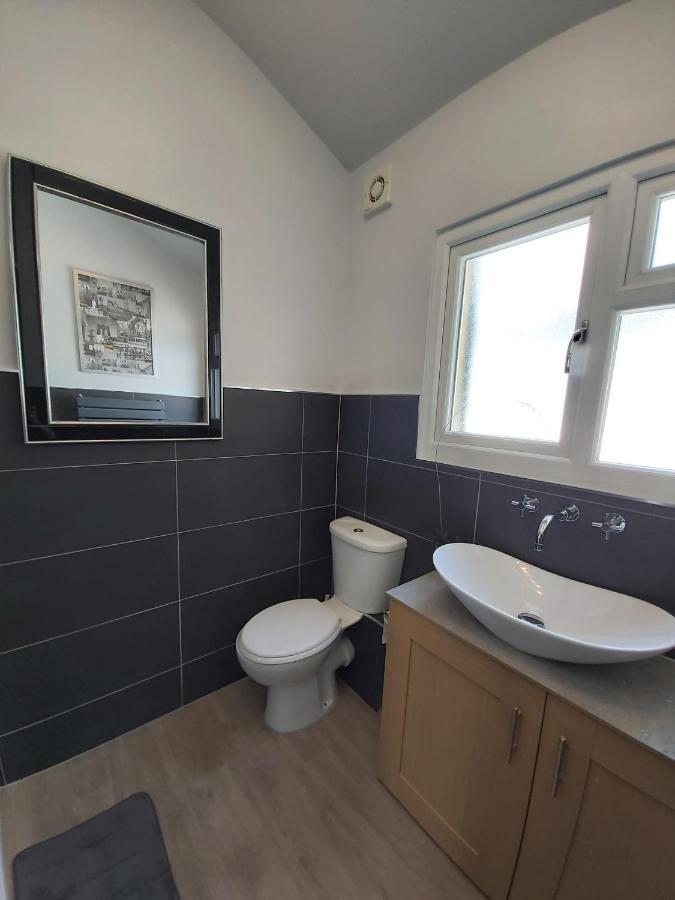 Beautifully Renovated 2 Bed Flat - Close To Beach Apartment Сътън он Сий Екстериор снимка