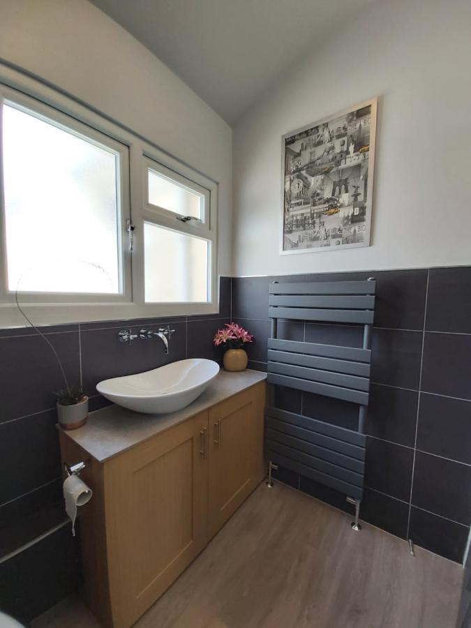 Beautifully Renovated 2 Bed Flat - Close To Beach Apartment Сътън он Сий Екстериор снимка
